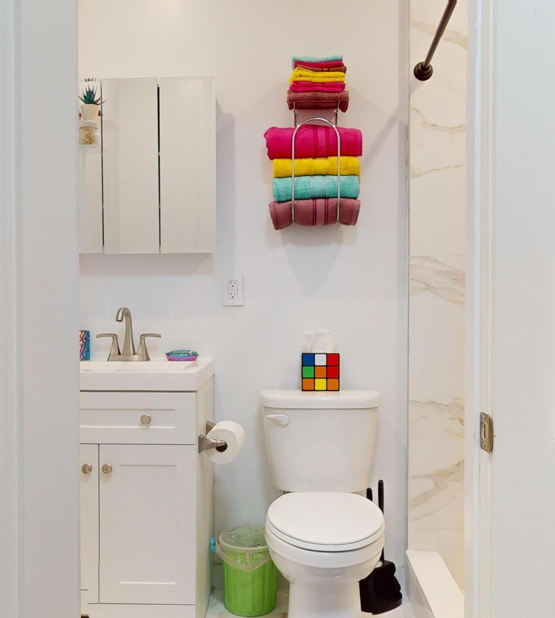 Appartamento Funky & Colorful Urban Getaway, 20 Minutes To Nyc Hoboken Esterno foto